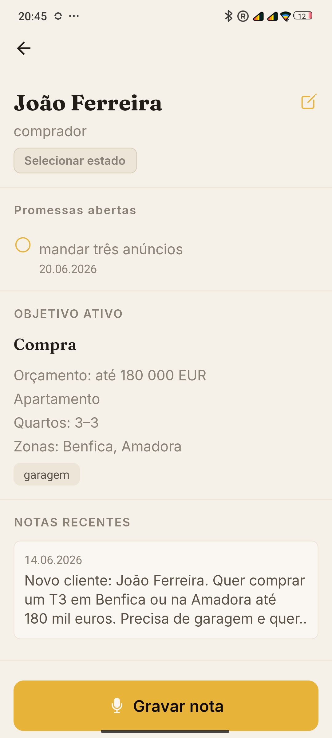 Ficha de cliente na app Yarna: orçamento, zonas, promessas abertas e notas — preenchida a partir de uma nota de voz.