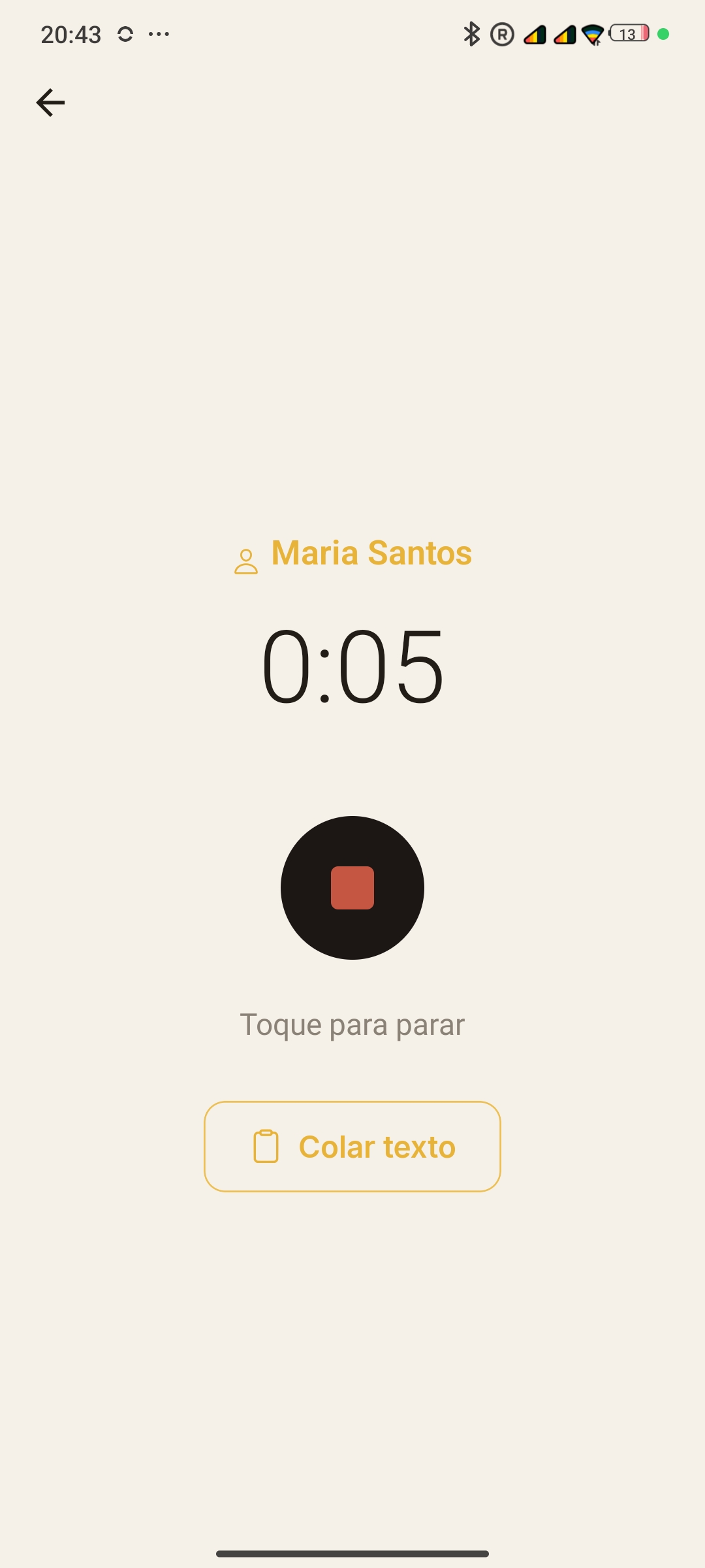 Ecrã de gravação de voz da Yarna, com o nome do cliente e o cronómetro.